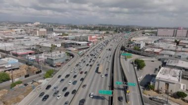 İleriye doğru trafik sıkışıklığının üzerinde şehrin üzerinde çok şeritli ana yolda tek yönde uçar. Yoğun trafik ve ulaşım altyapısı. Los Angeles, Kaliforniya, ABD.