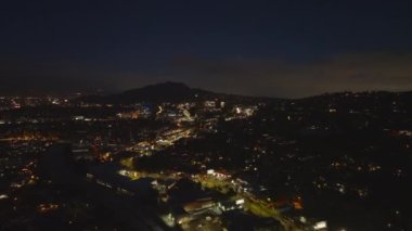 İleri, gece şehrinin üzerinde uçar. Şehirdeki aydınlık caddeler ve bulvarlar. Los Angeles, Kaliforniya, ABD.