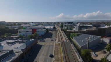 Şehir merkezindeki köprüden geçen banliyö treninin izini sürüyorum. Los Angeles, Kaliforniya, ABD.