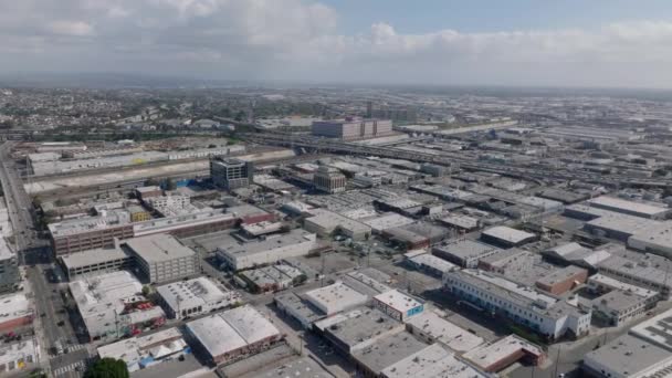 Adelante Vuelan Por Encima Ciudad Con Instalaciones Industriales Logísticas Tráfico — Vídeo de stock