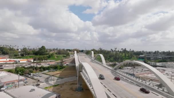 Εμπρός Πετούν Πάνω Από Μακρά Οδική Γέφυρα Καμάρες Από Τσιμέντο — Αρχείο Βίντεο