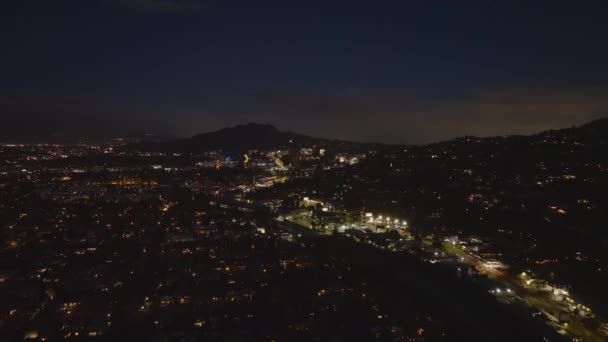 夕方には大都市の空中パノラマビュー ライトアップされた通りや建物 空に対する丘のシルエット 米国カリフォルニア州ロサンゼルス — ストック動画