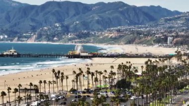 Santa Monica İskelesi 'ndeki Pasifik Parkı' nın hava kaydırak ve pan görüntüleri. Shores apartmanlarının ifşası. Los Angeles, Kaliforniya, ABD.