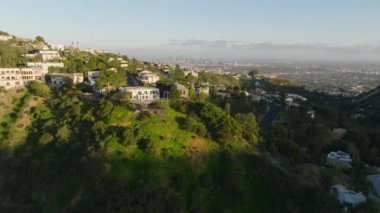 Forwardlar Hollywood Hills 'teki konutların üzerinden uçuyor. Metropolis 'in yukarısında lüks evler. Los Angeles, Kaliforniya, ABD.
