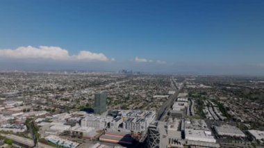 Metropolün havadan panoramik görüntüsü. Düz arazide büyük bir şehir. Arka planda alçak evler ve şehir merkezindeki gökdelenler. Los Angeles, Kaliforniya, ABD.