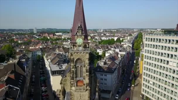 Vraag Beelden Van Oude Stenen Kerk Met Toren Onthullend Panoramisch — Stockvideo