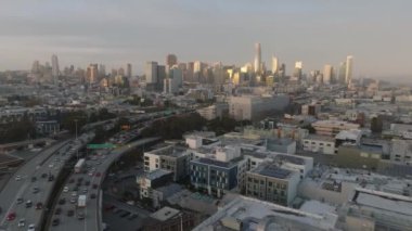 Zor durum ışınlama altyapısının hava görüntüleri. Şehirdeki çok şeritli otoyollarda trafik sıkışıklığı. Şehir merkezinde gökdelenleri olan bir gökyüzü. San Francisco, California, ABD
