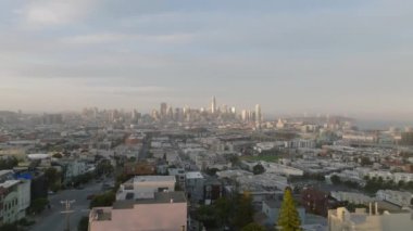 Forvetler şehir çevresindeki gelişmelerin üzerinde uçuyor. Arka planda şehir merkezinde yüksek binalar var. San Francisco, California, ABD