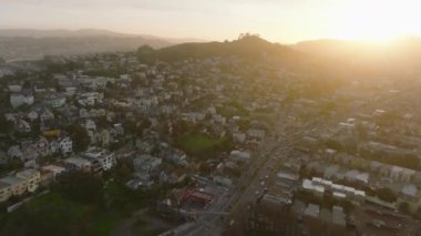 Gün batımında şehir merkezindeki çok şeritli ana yoldaki trafiğin hava görüntüsü. San Francisco, California, ABD