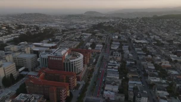 Images Aériennes Arrondissement Urbain Crépuscule Bâtiments Massifs Dans Complexe Hospitalier — Video