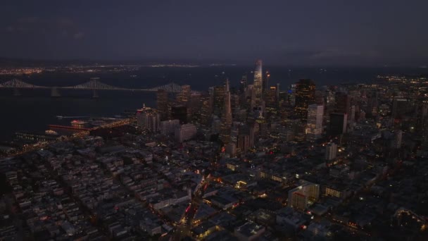 市中心摩天大楼群的空中全景镜头 大都市的夜景 美国加利福尼亚州旧金山 — 图库视频影像