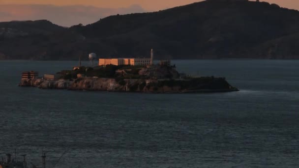 Zoomed Diapositivas Panorámica Isla Alcatraz Prisión Federal Famosa Atracción Turística — Vídeo de stock