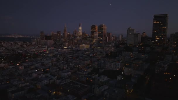 大都市建筑物的空中下降画面 城市商业区的摩天大楼灯火通明 美国加利福尼亚州旧金山 — 图库视频影像