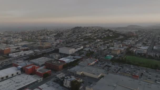 Αεροφωτογραφία Της Αστικής Γειτονιάς Στο Λυκόφως Πολυάσχολος Δρόμος Που Οδηγεί — Αρχείο Βίντεο