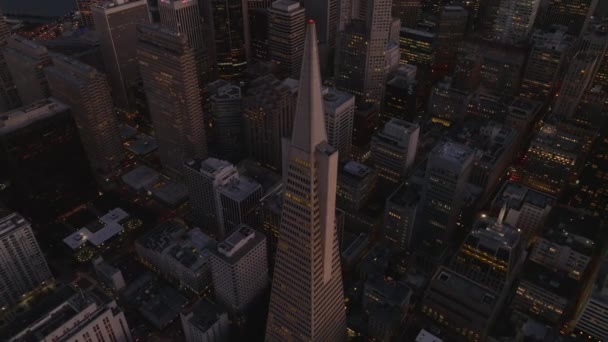 夕暮れ時に有名なトランスアメリカピラミッド ダウンタウンのビジネスビルの高い角度ビュー 米国カリフォルニア州サンフランシスコ — ストック動画