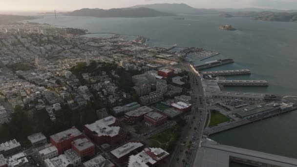 旧金山湾沿岸的所有码头的空中全景拍摄 落日时分的岛屿和多山的海岸 美国加利福尼亚州旧金山 — 图库视频影像
