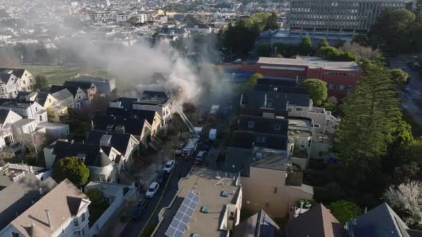 Havadan Kayma Evin Yanma Görüntüsü Profesyonel Itfaiyecilerin Yangına Müdahalesi San — Stok video