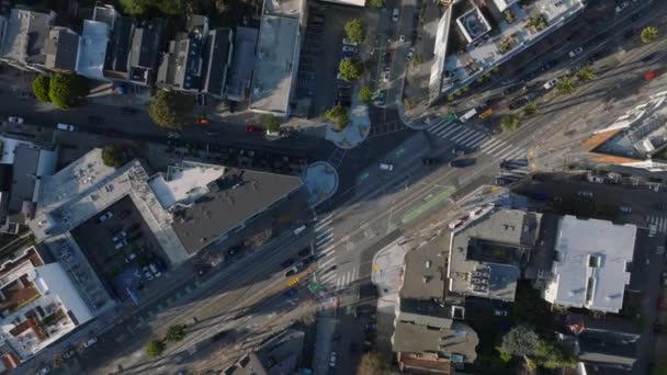 街中の道路の交差点の下降映像のトップダウン 車の通りで運転し 駐車場に立っている 米国カリフォルニア州サンフランシスコ — ストック動画