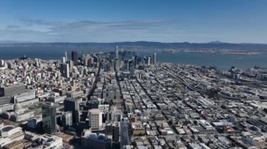 Finansal bölgede yüksek binaları ve arka planda su yüzeyi olan büyük bir şehrin hava panoramik görüntüleri. San Francisco, California, ABD