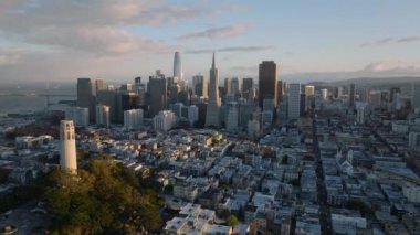 Metropolis 'in altın saatindeki hava indirme görüntüleri. Arka planda şehir merkezindeki gökdelenler ve Telegraph Hill 'deki Coit Tower. San Francisco, California, ABD