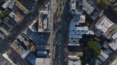 Şehir merkezindeki trafiğin kuş bakışı görüntüsü. Şehirdeki sokaklar ve binalar yükseklikten. San Francisco, California, ABD