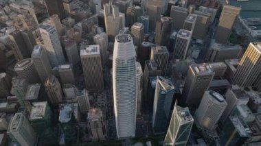 Finans Bölgesi 'ndeki Satış Gücü Kulesi' nin yüksek açılı görüntüsü. Şehir merkezindeki gökdelenlerin üzerinden uç. San Francisco, California, ABD