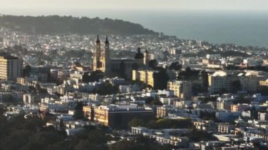 St. Ignatius Kilisesi 'nin ve Richmond Bölgesi' ndeki binaların hava kaydırak ve pan görüntüleri. Parallaks etkisi. San Francisco, California, ABD