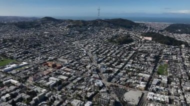 Şehir merkezindeki evlerin hava panoramik görüntüleri. Arka planda Twin Peaks ve Sutro telekomünikasyon kulesi. San Francisco, California, ABD
