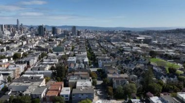 Yollar caddelerin ve kentsel çevredeki binaların üzerinde uçuyor. Çok katlı ofis ve uzak binalar. San Francisco, California, ABD