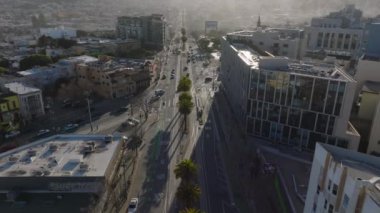 Metropolis sokaklarındaki trafiğin havadan görüntüsü. Yol kavşağından geçen araçların yüksek açılı görüntüsü. San Francisco, California, ABD