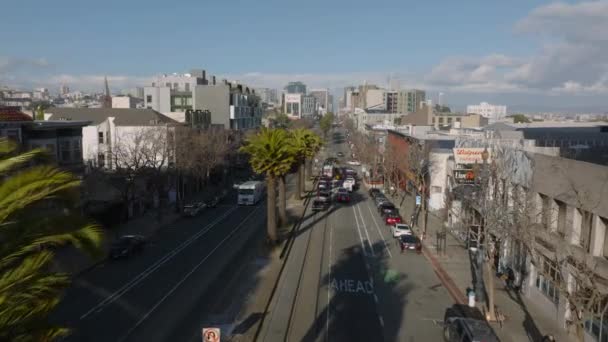 Framåt Flyger Över Market Street City Gyllene Timmen Köer Bilar — Stockvideo