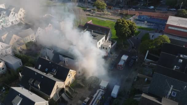 Imágenes Aéreas Unidades Extinción Incendios Interviniendo Casa Llamas Calle Barrio — Vídeo de stock