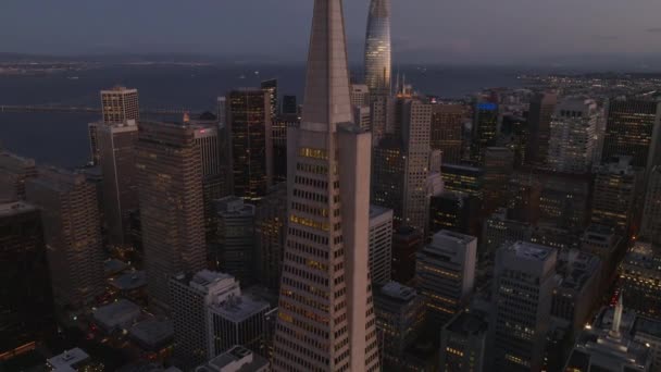夕暮れ時のトランスアメリカ ピラミッドの空中上昇映像 異常な形状のスカイスクレーパー 米国カリフォルニア州サンフランシスコ — ストック動画