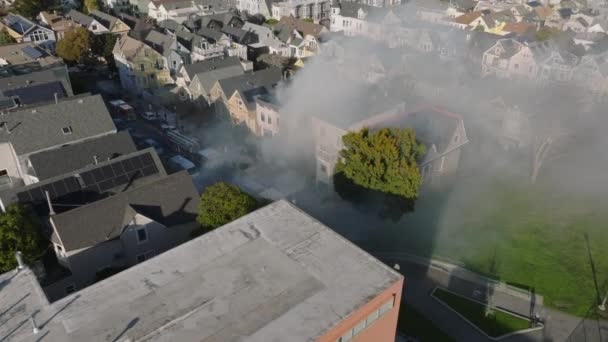 Luchtfoto Pan Beelden Van Brandweereenheden Die Vechten Met Huisbrand Residentiële — Stockvideo
