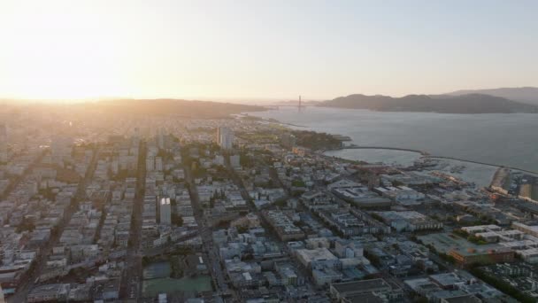 日落时大都市住宅区的空中全景镜头 海岸附近街道上的街区房屋 美国加利福尼亚州旧金山 — 图库视频影像