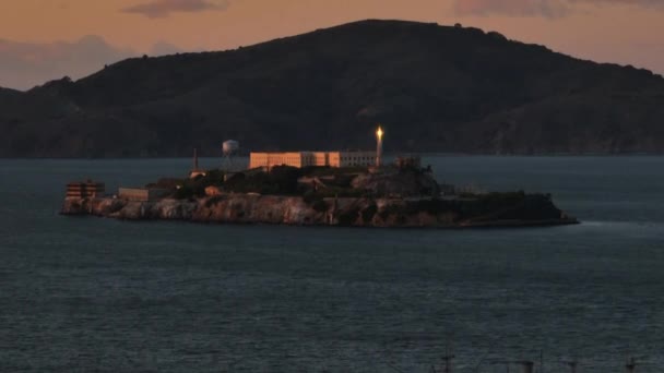 Alcatraz Eiland Met Gebouwen Van Voormalige Federale Gevangenis Schemering Rocky — Stockvideo