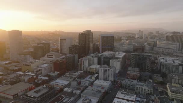 日没時に街の上を飛ぶ 都市部の複数階建てのアパートの建物 米国カリフォルニア州サンフランシスコ — ストック動画