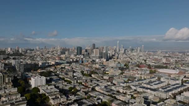 Légi Felvétel Metropolisról Felfedi Belvárosi Felhőkarcolókat Vízfelszínt Háttérben San Francisco — Stock videók