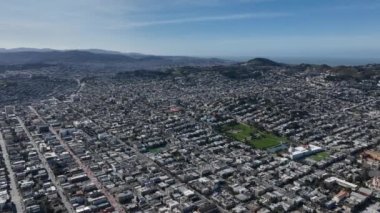 Güneşli bir günde büyük şehrin hava panoramik görüntüleri. Yerleşim bölgelerinde yoğun şehir gelişimi. San Francisco, California, ABD