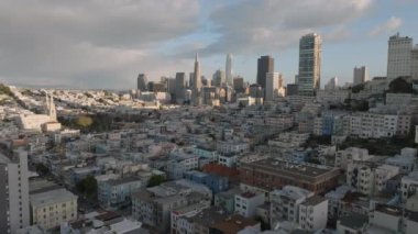 Kentsel yerleşim yerlerindeki binaların hava görüntüleri. Arka planında gökdelenler olan bir siluet. San Francisco, California, ABD