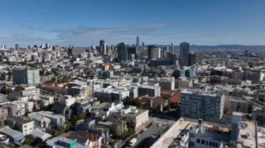 Şehir merkezindeki binaların üzerinden uçuyor. Çok katlı ofis ya da apartmanlara doğru gidiyor. San Francisco, California, ABD