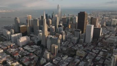 Şehir merkezindeki gökdelenler altın saat güneşiyle aydınlatılıyor. Finansal bölgenin havadan panoramik görüntüsü. San Francisco, California, ABD