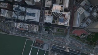 Şehir merkezinin çok üstünde uç. Şehir merkezindeki gökdelenlerin kuş bakışı görüntüsü. San Francisco, California, ABD