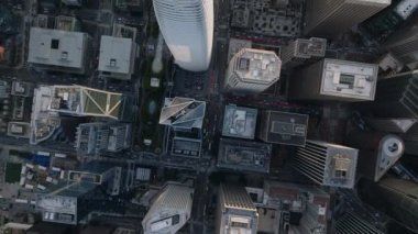 Finans Bölgesi 'ndeki modern yüksek katlı ofis binalarının kamera kayıtları. Sokak ve şehir merkezindeki gökdelenlerin yüksek açılı görüntüsü. San Francisco, California, ABD