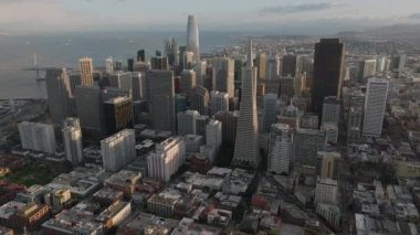 Finansal bölgedeki modern yüksek binaların panoramik görüntüleri. Metropolis, deniz kıyısında, altın saatinde. San Francisco, California, ABD