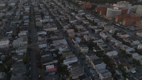 Rückwärts Fliegen Über Häuserzeilen Entlang Von Straßen Wohnvierteln Tilt Offenbaren — Stockvideo