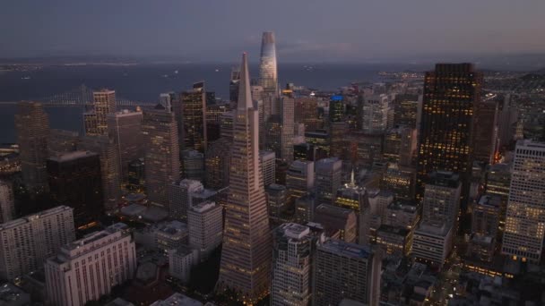 空中滑翔机和著名的市中心摩天大楼的平板镜头 日落时分横贯美洲的金字塔和销售大楼 美国加利福尼亚州旧金山 — 图库视频影像