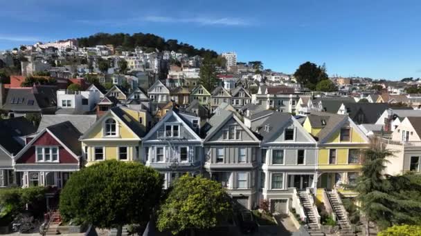 收回市区住宅区一排房屋的摄像 揭示了城市的城镇发展 美国加利福尼亚州旧金山 — 图库视频影像