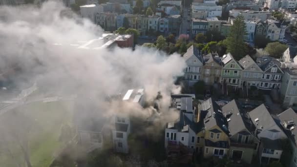 煙が都市部の住宅から上昇を飛ぶ 消防隊は家の火事に介入した 米国カリフォルニア州サンフランシスコ — ストック動画