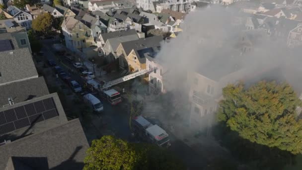 상공으로 날아가는 줄지어 집에서는 연기가 치솟고 소방관들 발포하고 있습니다 샌프란시스코 — 비디오
